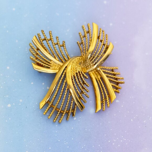 Vintage Gold Tone Abstract Ribbon Avant Garde Brooch - J32 - Picture 1 of 2